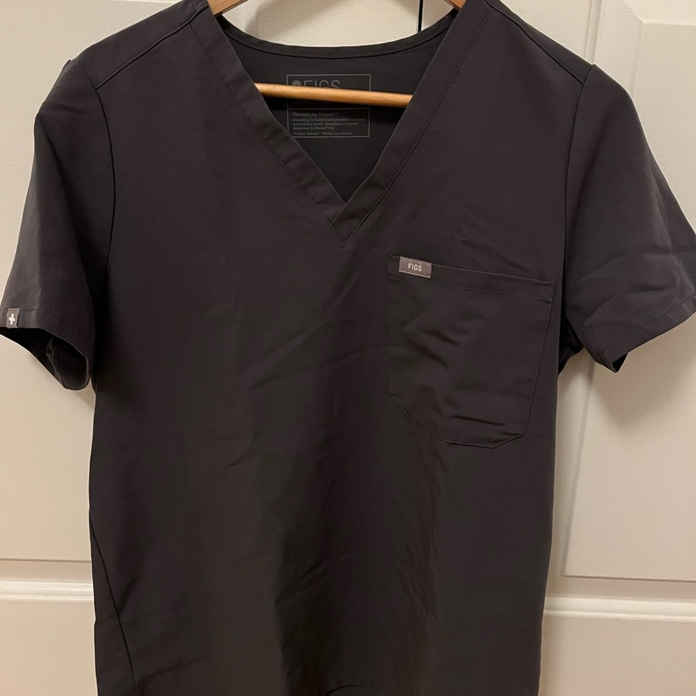 Figs 1-pocket charcoal scrub top